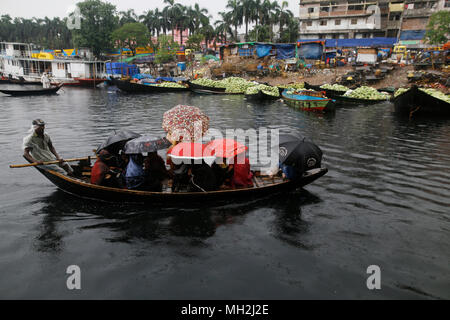 Dhaka, Bangladesch. Bangladeshi Pendler fahren kleine Holz- Boot über die Buringanga Fluss während der schweren Regenfälle in Dhaka, Bangladesch am 29. April 2018. Mindestens 15 Personen wurden während der Blitz und Gewitter getötet und stören das Leben in der Hauptstadt, wo schwere Regen viele Straßen überflutet. © REHMAN Asad/Alamy Stock Foto Stockfoto