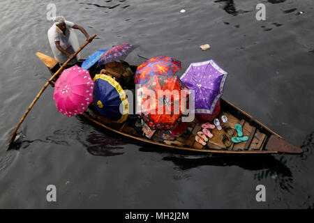 Dhaka, Bangladesch. Bangladeshi Pendler fahren kleine Holz- Boot über die Buringanga Fluss während der schweren Regenfälle in Dhaka, Bangladesch am 29. April 2018. Mindestens 15 Personen wurden während der Blitz und Gewitter getötet und stören das Leben in der Hauptstadt, wo schwere Regen viele Straßen überflutet. © REHMAN Asad/Alamy Stock Foto Stockfoto