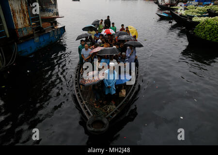 Dhaka, Bangladesch. Bangladeshi Pendler fahren Boot über die Buringanga Fluss während der schweren Regenfälle in Dhaka, Bangladesch am 29. April 2018. Mindestens 15 Personen wurden während der Blitz und Gewitter getötet und stören das Leben in der Hauptstadt, wo schwere Regen viele Straßen überflutet. © REHMAN Asad/Alamy Stock Foto Stockfoto