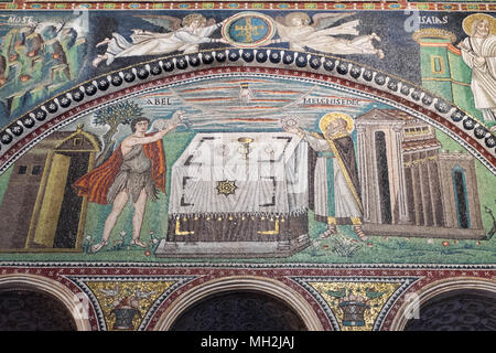 Frühe Mosaik Kunst in der Basilika von San Vitale, ein UNESCO-Weltkulturerbe in Ravenna. Die Kunst kann als frühe Chirstian Byzantinischen ausgelegt werden. Stockfoto