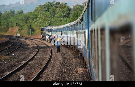 Opportunistische Anbieter verkaufen für Fluggäste aus dem Titel durch die Fenster eines gestoppt Zug, Indien Stockfoto