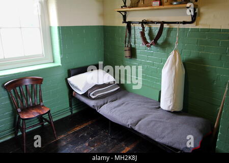 Bett und kit Zugehörigkeit zu einer WW1 Soldaten in einem restaurierten Kaserne Zimmer. Stockfoto