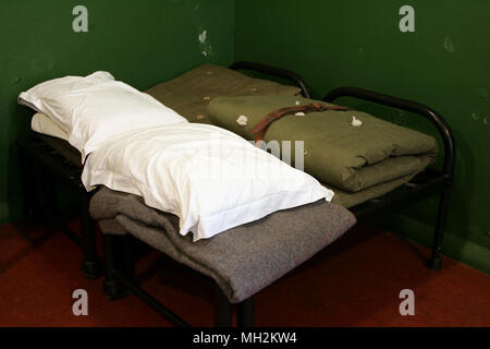 Gefaltetes Laken und Decken in einem Vintage militärischen Kasernen. Stockfoto