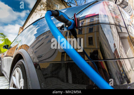 Nahaufnahme des Netzteils eingesteckt in einem Elektroauto aufgeladen Stockfoto