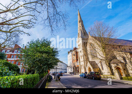 LONDON, Großbritannien - 05 April: Blick auf eine traditionelle britische Kirche auf einer Straße in Chelsea sind von London am 05 April, 2018 in London. Stockfoto