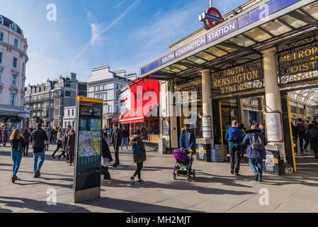 LONDON, Großbritannien - 05 April: Dies ist South Kensington U-Bahnstation, einem beliebten U-Bahn-Station in der Innenstadt am 05 April, 2018 in Lo Stockfoto