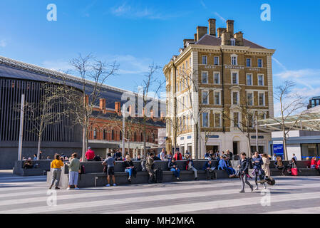 LONDON, Großbritannien - 17 April: öffentliche Sitzgelegenheiten außerhalb von Kings Cross Bahnhof, einem belebten Bahnhof in der Innenstadt am 17. April 2018 in London. Stockfoto