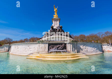 LONDON, GROSSBRITANNIEN, 26. März: Dies ist Victoria Memorial ein berühmtes Denkmal für Königin Victoria außerhalb Buckingam Palace am 26. März 2018 gewidmet Stockfoto