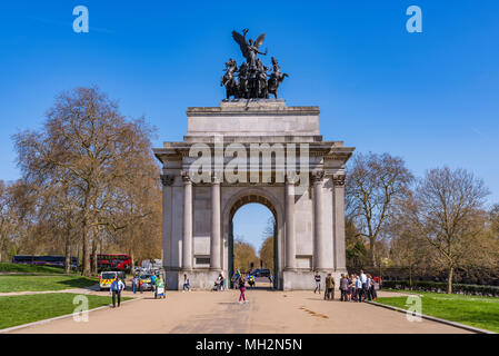 LONDON, Großbritannien - 18 April: Blick auf Wellington Arch historische Denkmal in der Innenstadt von London am 18. April 2018 in London. Stockfoto