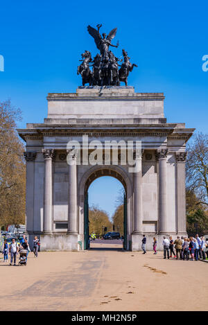 LONDON, Großbritannien - 18 April: Blick auf Wellington Arch historische Denkmal in der Innenstadt von London am 18. April 2018 in London. Stockfoto