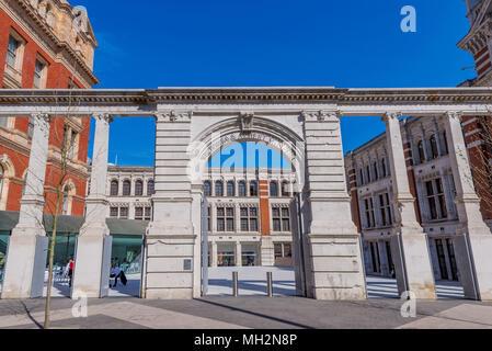 LONDON, Großbritannien - 18 April: Dies ist ein Eingang des Victoria und Albert Museum eine berühmte Geschichte Museum in Kensington am 18. April 2018 in Lo Stockfoto