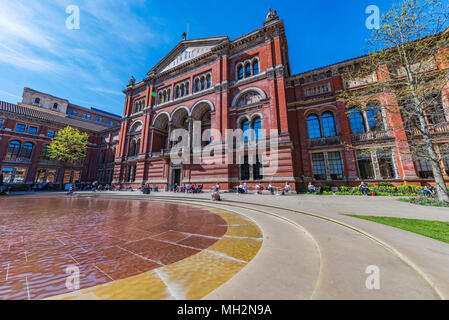 LONDON, Großbritannien - 18 April: Dies ist der Innenhof des berühmten Victoria und Albert Museum, Museum der Geschichte und ein beliebtes Reiseziel für Stockfoto