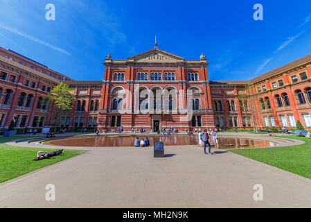 LONDON, Großbritannien - 18 April: Dies ist der Innenhof des berühmten Victoria und Albert Museum, Museum der Geschichte und ein beliebtes Reiseziel für Stockfoto