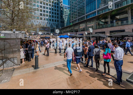 LONDON, Großbritannien - 20 April: Dies ist Reuters Plaza, ein beliebtes Cafe und Restaurant Bereich in der Canary Wharf Financial District am 20. April 2018 Stockfoto
