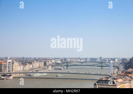 Brücken der Erzsebet, Szabadság und Petofi Hid über die Donau in Budapest, Ungarn, von oben gesehen, in einem warmen Nachmittag. Budapest ist eine der m Stockfoto