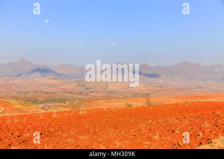 Malealea Straße Dorf in der Nähe von Mountain und Kultivierung Feld Stockfoto