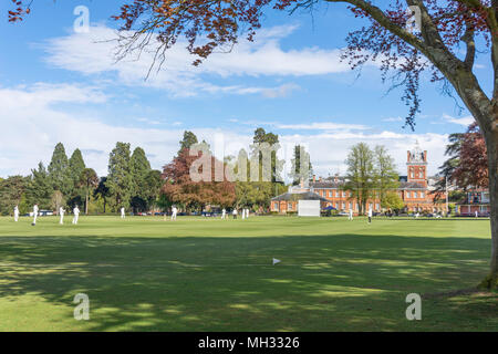 Schulen Cricket Match (Christ's College NZ vs Wellington 1. XI) am Wellington College, Bracknell, Berkshire, Vereinigtes Königreich. Stockfoto