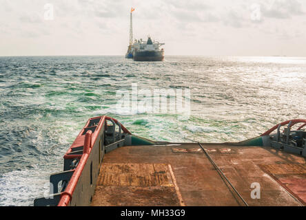 AHTS Schiff tun Statische tow Tanker anheben. Ozean Tug Jobs Stockfoto