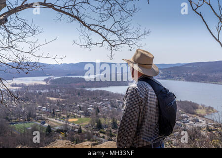 Mann übersehen Hudson Valley von Bull Hill in der Nähe von kalten Frühling NY Stockfoto