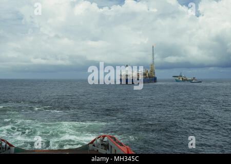 AHTS Schiff tun Statische tow Tanker anheben. Ozean Tug Jobs Stockfoto