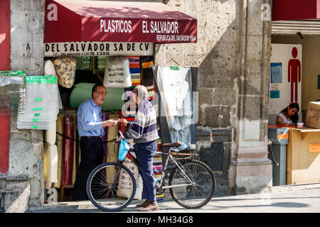 Mexiko-Stadt, Hispanic, historisches Zentrum, Avenida Republica del Salvador, Geschäft, Plasticos El Salvador, Plastikfolie, Verpackungsmaterial, Mann Männer männlich, bic Stockfoto