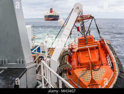 AHTS Schiff tun Statische tow Tanker anheben. Ozean Tug Jobs Stockfoto