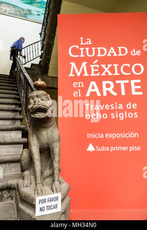 Mexiko-Stadt, Mexikanisch, Hispanic, historisches Zentrum, Museo de la Mexico-Museumsstadt, Treppe, geschnitzter Steinlöwe, Schild, Poster, nicht berühren, Kunstausstellung MX1 Stockfoto