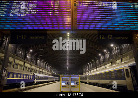 BUDAPEST, Ungarn - 8. April 2018: Die wichtigste Plattform der Budapest Nyugati Palyaudvar Bahnhof mit einem Automaten vor Ende. Stockfoto