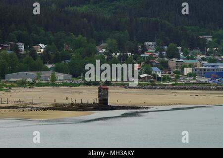 Juneau Wohnviertel und Blick auf den Strand vom Wasser aus. Stockfoto