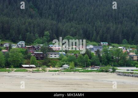 Juneau Wohnviertel und Blick auf den Strand vom Wasser aus. Stockfoto