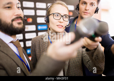 Frau in Media Group Stockfoto