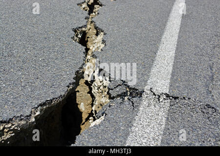 Kaikoura, Neuseeland - 15. November 2016: Closeup Straße Risse in den Hunderlee Hügeln auf dem Weg nach Kaikoura nach 7,5 Kaikoura Earthquak Stockfoto