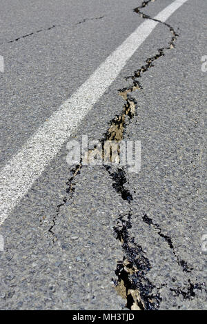 Kaikoura, Neuseeland - 15. November 2016: Closeup Straße Risse in den Hunderlee Hügeln auf dem Weg nach Kaikoura nach 7,5 Kaikoura Earthquak Stockfoto