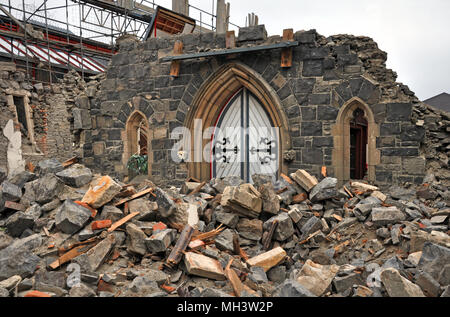 Die vordere Klappe ist alles, was von diesem zentralen Ort Kirche nach einem massiven 7.1 Richterskala Erdbeben in Christchurch, Neuseeland. Stockfoto