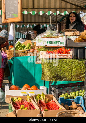 Phantassie biologischem Obst und Gemüse Marktstand, Haddington Farmers Market, Place d'Aubigny, Court Street, East Lothian, Großbritannien Stockfoto