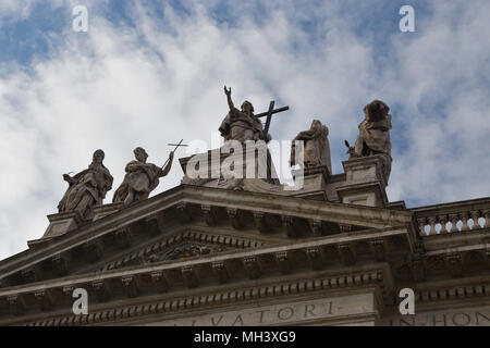 Statuen über dem Eingang von St. John's in der Lateranbasilika. Die Kathedrale der Heiligen Erlöser und der Heilige Johannes der Täufer und die Evangel Stockfoto