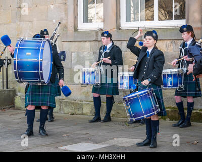 Trommler und Dudelsack, Haddington Pipe Band in Kilts gekleideten, Corn Exchange, Place d'Aubigny, Court Street, East Lothian, Schottland, Großbritannien Stockfoto