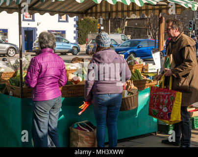 Menschen kaufen Phantassie Bio-Obst und -Gemüse, Haddington Farmers Market, Place d'Aubigny, Court Street, East Lothian, Großbritannien Stockfoto