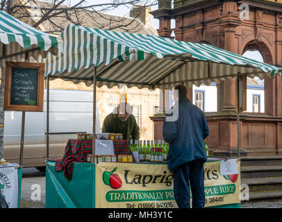 Laprig Applce Saft im freien Markt in Haddington Farmers Market, Place d'Aubigny, Court Street, East Lothian, Großbritannien Abschaltdruck Stockfoto