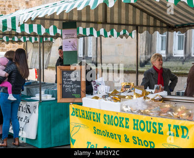 Belhaven Smoke House & Ballencrieff Schweine Marktstände, Haddington Farmers Market, Place d'Aubigny, Court Street, East Lothian, Großbritannien Stockfoto