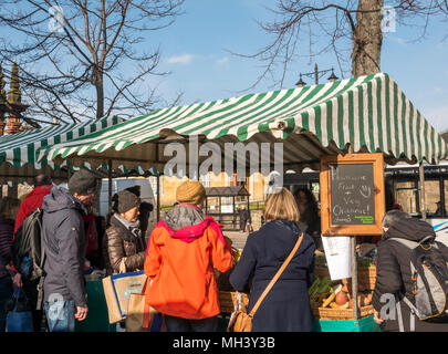 Phantassie biologischem Obst und Gemüse ausgeht, Haddington Farmers Market, Place d'Aubigny, Court Street, East Lothian, Großbritannien Stockfoto