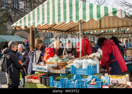 Menschen am Obst- und Gemüsestände von Phantassie, Haddington Farmers Market, Place d'Aubigny, Court Street, East Lothian, VEREINIGTES KÖNIGREICH Stockfoto