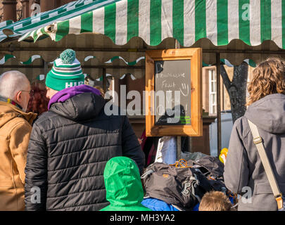 Menschen, die am Phantassie Bio-Obst- und Gemüsestandplatz, Haddington Farmers Market, Court Street, East Lothian, Großbritannien, Schlange stehen Stockfoto