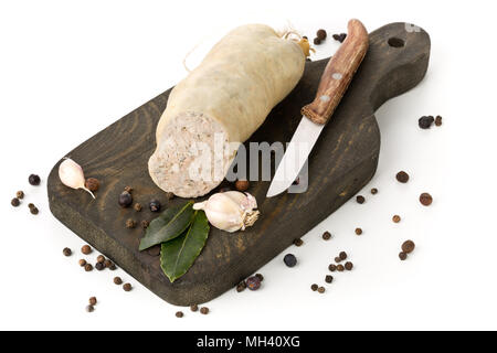 Deutsche Spezialität Leberwurst (Leberwurst) mit Gewürzen auf Holzbrett auf weißem Hintergrund Stockfoto