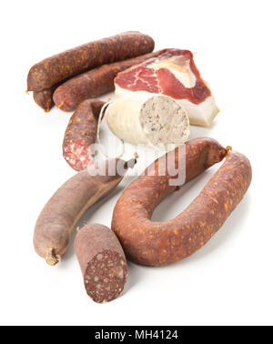 Auswahl deutscher Wurstspezialitäten hart kuriert Salami, Leberwurst (Leberwurst), Blutwurst (Blutwurst) und Speck auf weißem Hintergrund Stockfoto