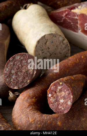 Auswahl deutscher Wurstspezialitäten hart kuriert Salami, Leberwurst (Leberwurst), Blutwurst (Blutwurst) und Speck auf dem Küchentisch Stockfoto