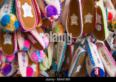 Griechische schuh Schlüsselbund Souvenirs zum Verkauf auf dem Markt in Griechenland Stockfoto