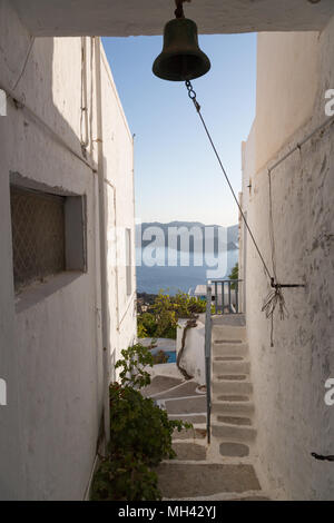 Glocke mit String in einer engen Straße mit Blick auf den Ozean in Griechenland Stockfoto