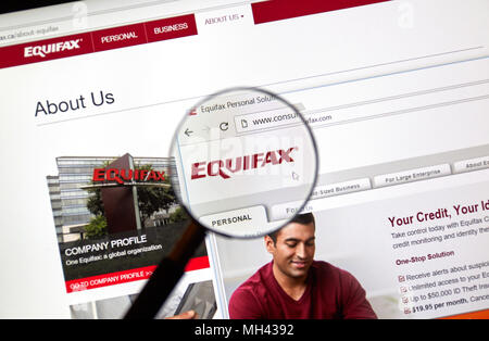 MONTREAL, KANADA - 10 April, 2018: Equifax offizielle Website und Logo unter der Lupe. Equifax Inc. ist ein Consumer Credit Reporting Agency. Stockfoto