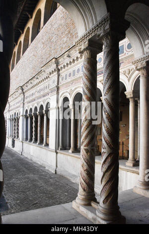 Blick in den Kreuzgang Innenhof an der St. John's in der Lateran-basilika. Die Kathedrale der Heiligen Erlöser und der Heilige Johannes der Täufer und die Evangelis Stockfoto